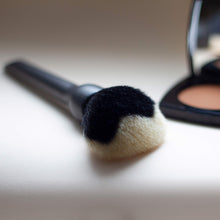 Charger l&#39;image dans la galerie, LE PINCEAU T.O -le pinceau T.O noir/blanc cosmétique maquillage- makeup blush-le pinceau terracotta made in france 